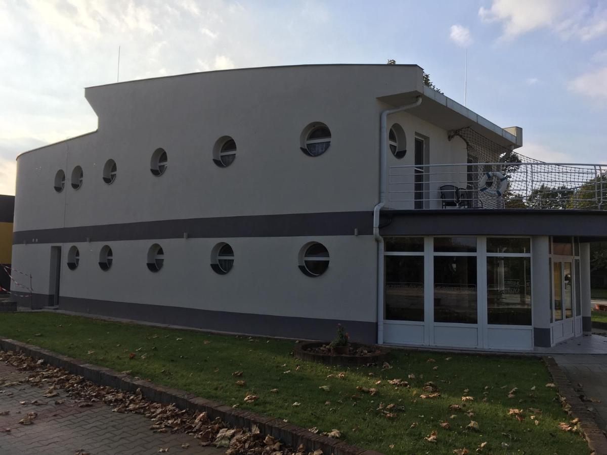 Hotel Nautilus Étterem és Panzió Dabas Exterior foto